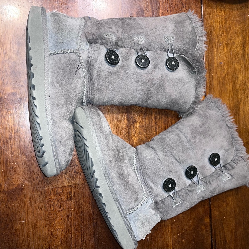 UGG Bailey Button Triplet II Boot Big kids Size 3 Gray Sheepskin Lining